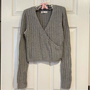 Hollister Gray V-Neck Ribbed Sweater - Size M